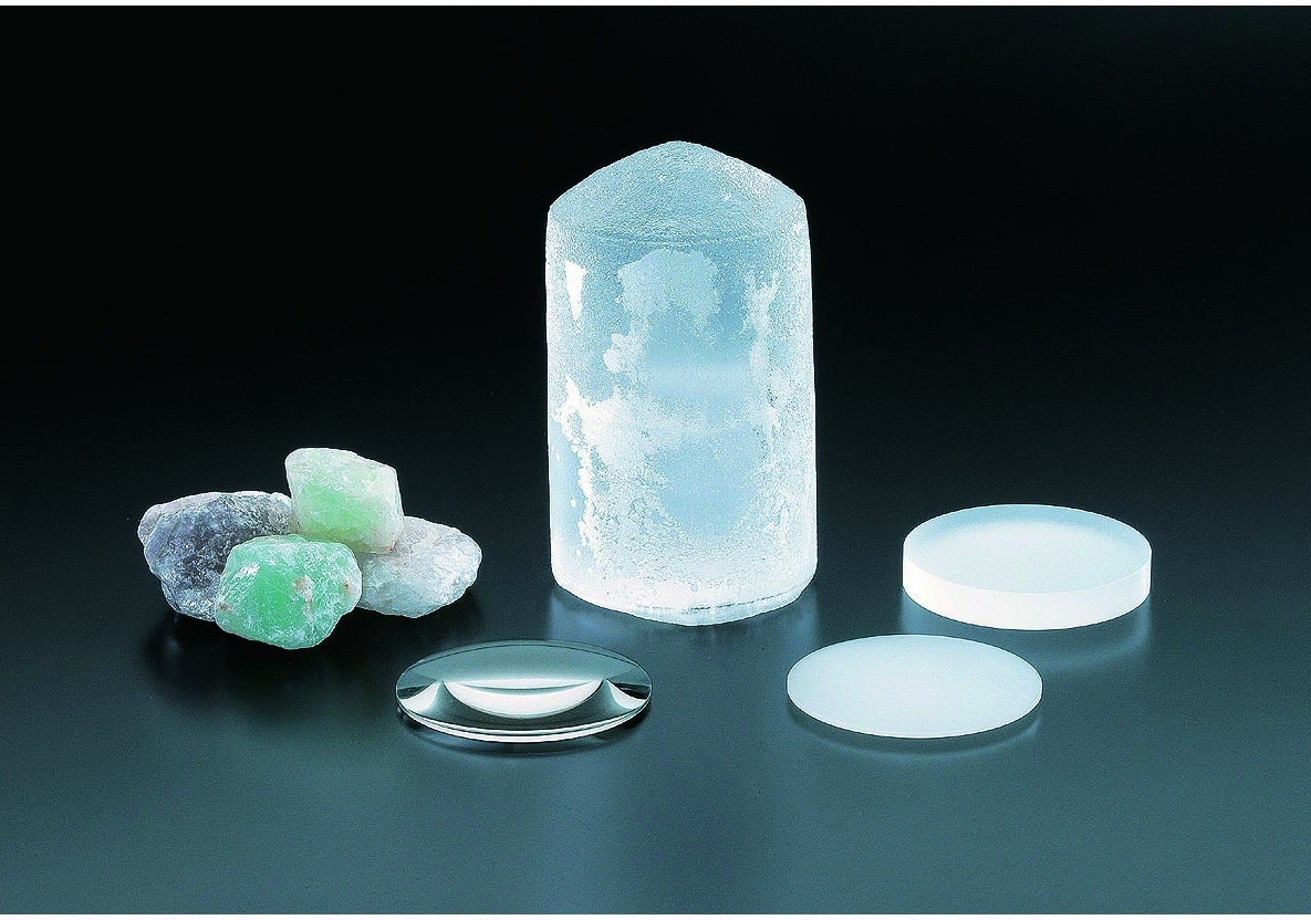 为追求画质,佳能不惜在镜头中采用昂贵的萤石镜片,以减少色差