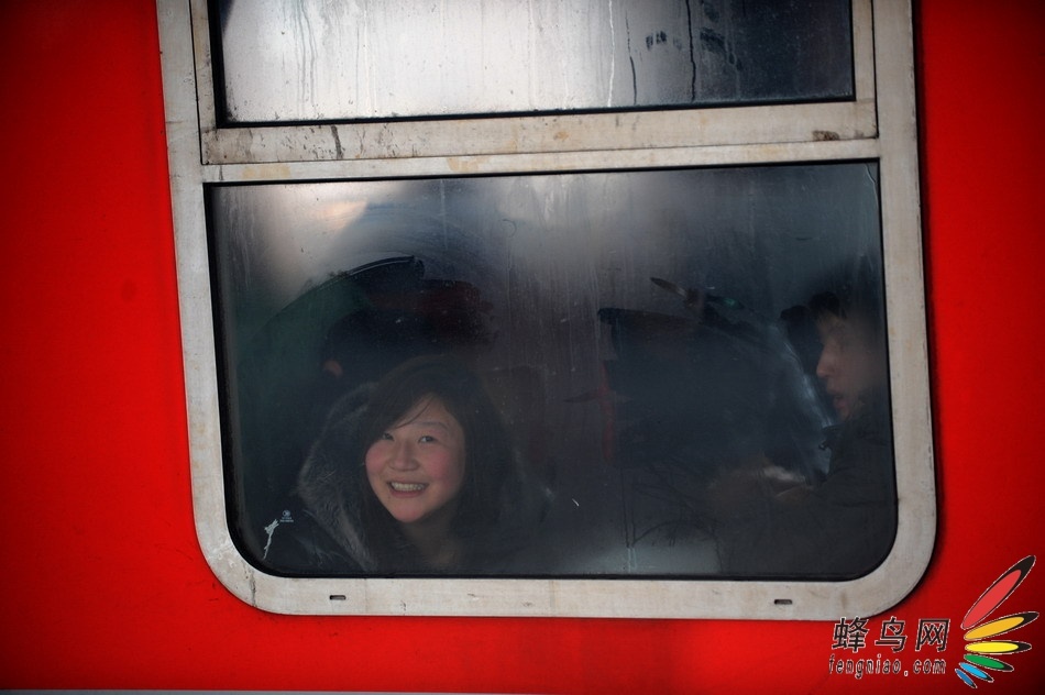 在杭州开往成都的列车上,一名女孩朝着车窗外微笑.