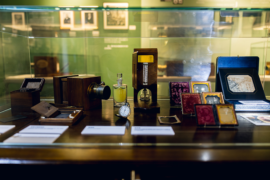 光影溯洄两百年：清华大展复刻摄影术诞生时刻，百件古典器材见证科学与艺术同源