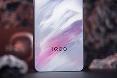 旗舰手感特色满满 iQOO15T青云配色开箱图赏