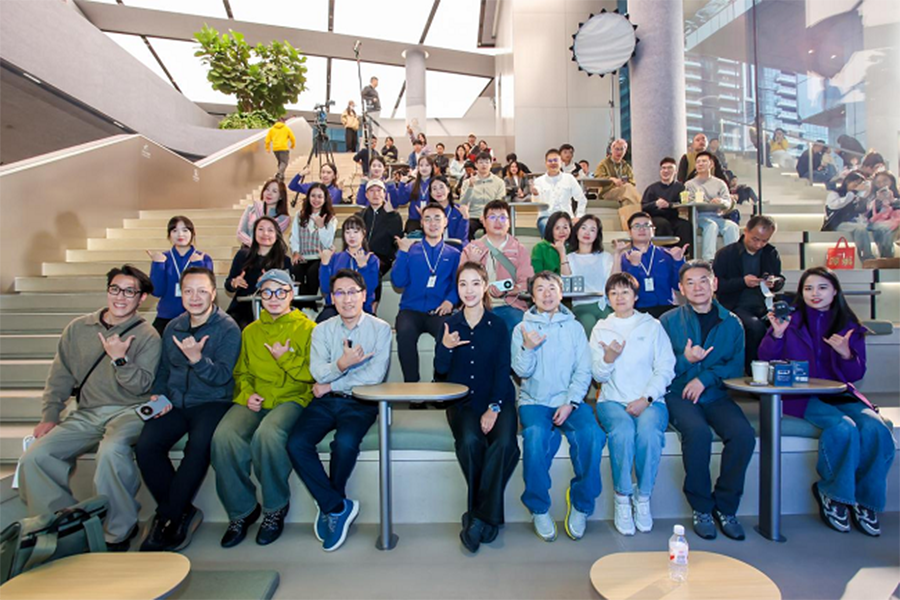 华为学堂鸿蒙主题月丨走进华为旗舰店探索HUAWEI Mate 80系列HarmonyOS 6新体验和影像魅力