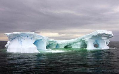 鬼斧神工，摄影师记录南极冰川雕塑
