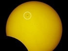 摄影师捕捉双重天文奇观 地球两卫星穿越太阳