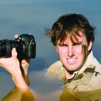 “水怪”摄影师非洲冒死拍动物喝水瞬间