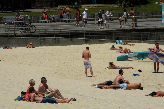 悉尼之夏 邦迪海滩的火辣比基尼日光浴