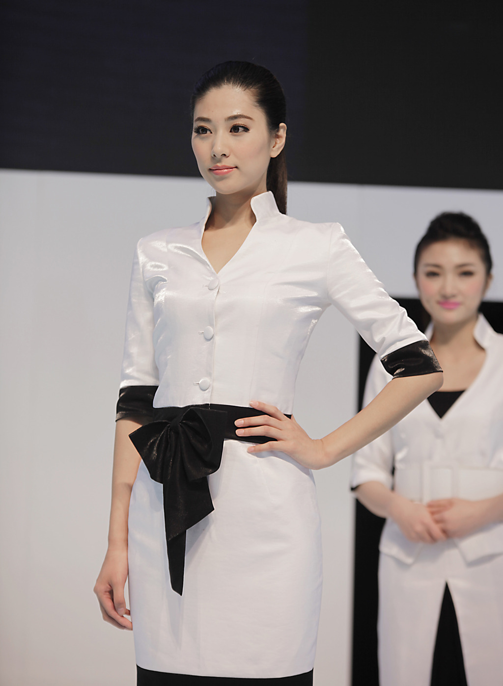 讴歌展台的白色制服模特