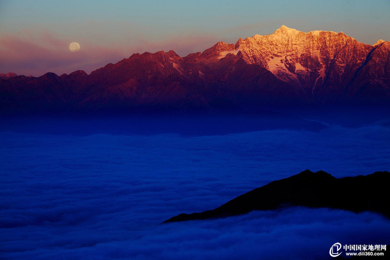 攀登摄影圣地牛背山 行摄苍茫的云海雪山