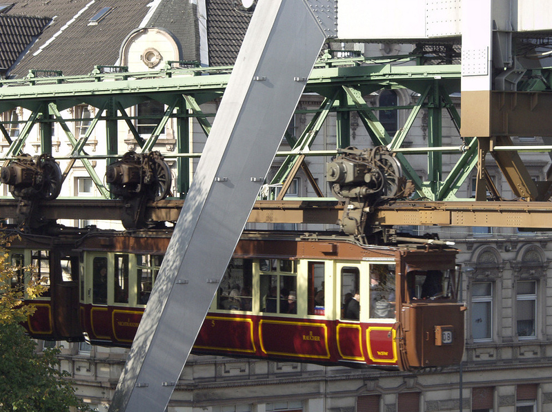 挂在头顶行驶的火车 德国伍珀塔尔挂列车