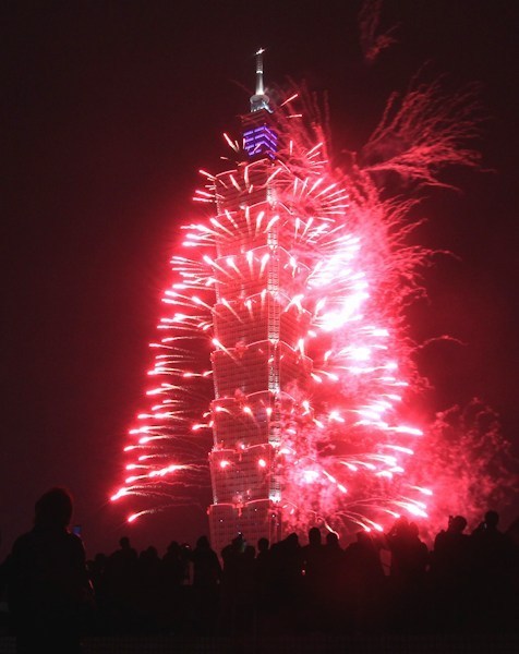 绚丽光影秀 中国各地民众迎接2013元旦