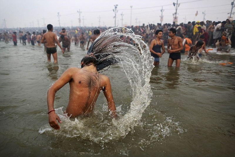 印度千万朝圣者裸体沐浴 欢庆“大壶节”