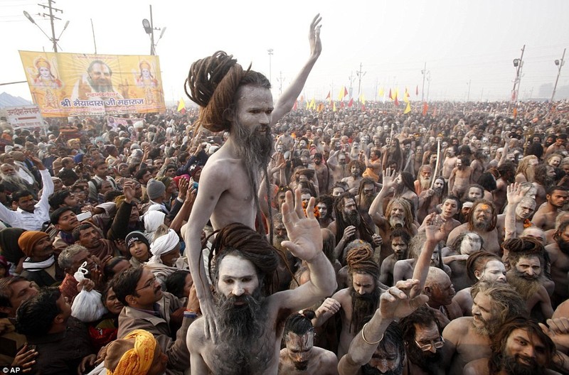 印度千万朝圣者裸体沐浴 欢庆“大壶节”