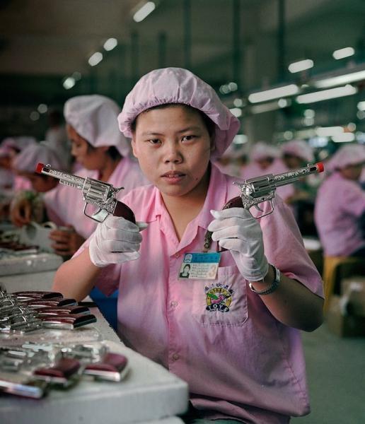 真实版玩具总动员：流水线上的中国女工