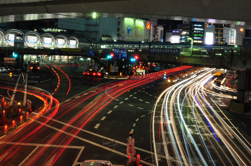 流转的城市 时光的艺术：日本夜景镜像