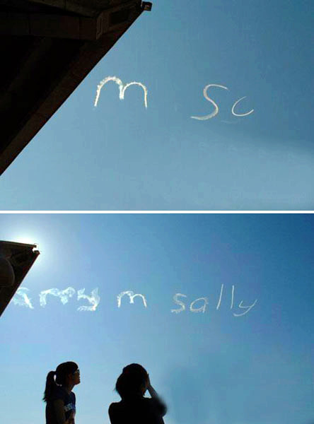 2010年2月,一名向女友求婚的男子,通过飞行器在悉尼上空写出求爱云