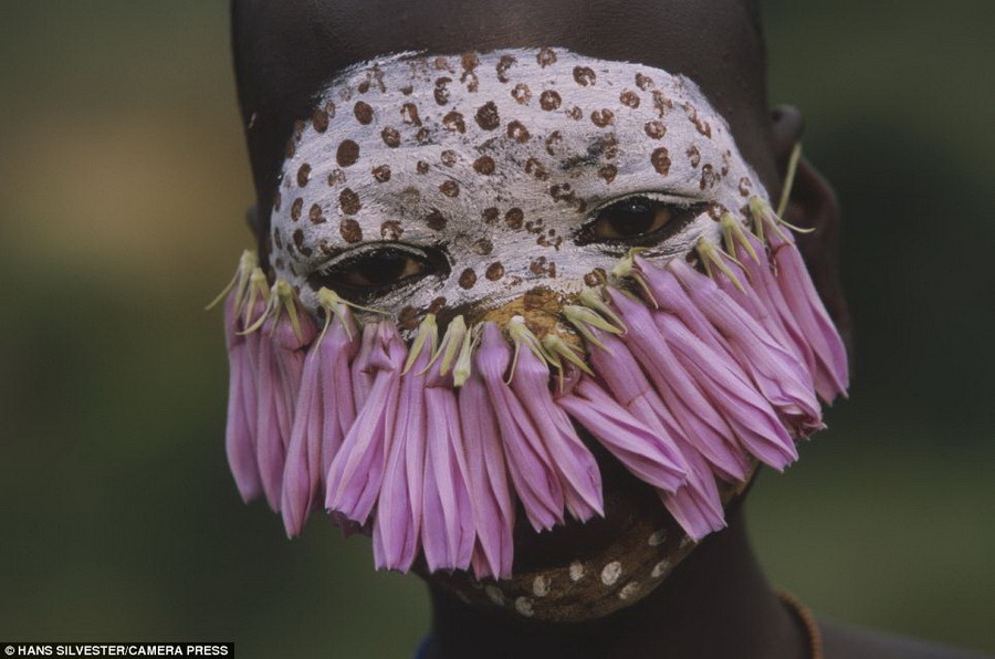 自然的时尚：摄影师拍非洲部落的装饰
