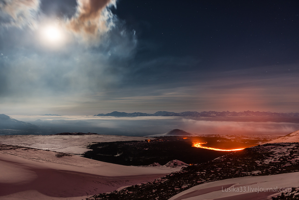 烈焰映月 抓拍俄勘察加火山爆发壮观美景