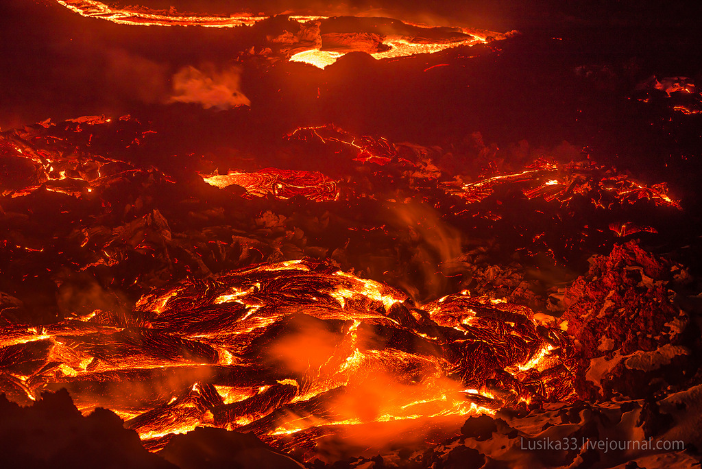 烈焰映月 抓拍俄勘察加火山爆发壮观美景
