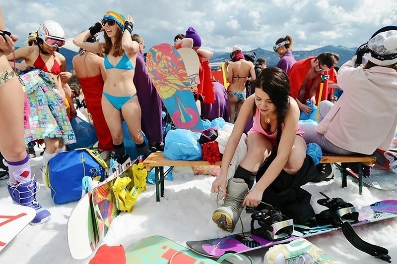 雪地上的泳装美女：俄罗斯千人“裸滑”