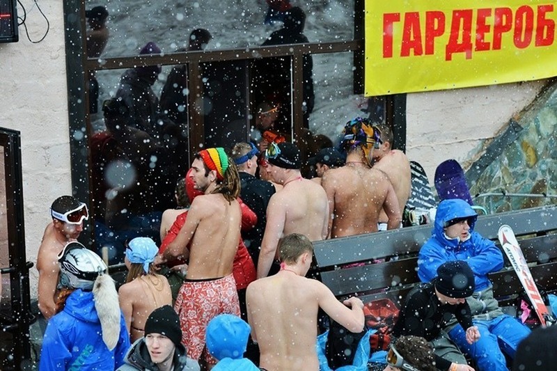 雪地上的泳装美女：俄罗斯千人“裸滑”