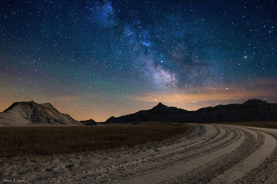 梦幻星空 摄影师捕捉迷人的银河与星轨