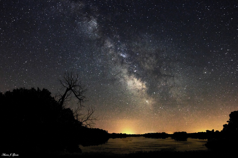 梦幻星空 摄影师捕捉迷人的银河与星轨