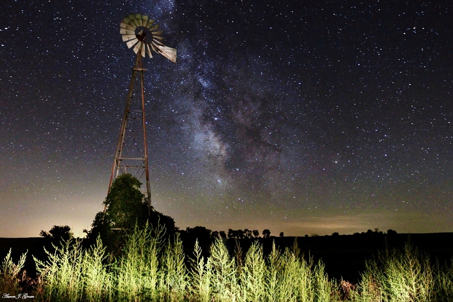 梦幻星空 摄影师捕捉迷人的银河与星轨