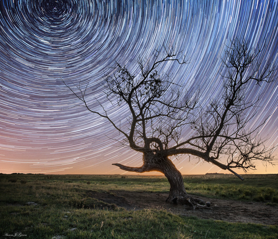 梦幻星空 摄影师捕捉迷人的银河与星轨