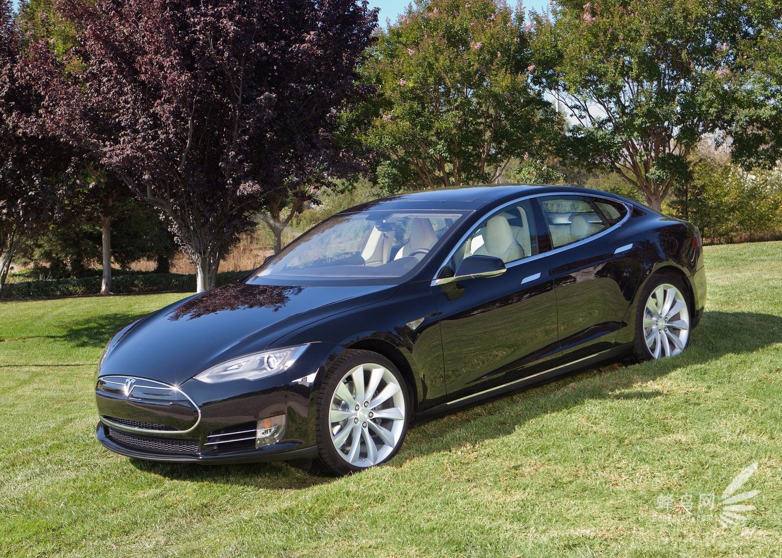 清洁性能两不误 纯电动汽车Tesla Model S