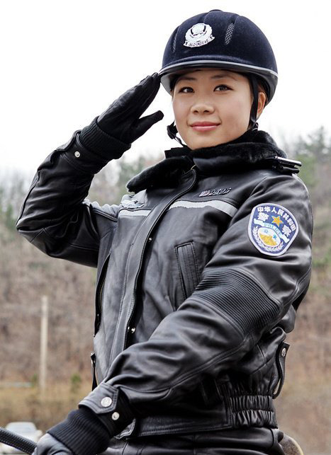 昂贵的城市名片 实拍大连女骑警训练基地