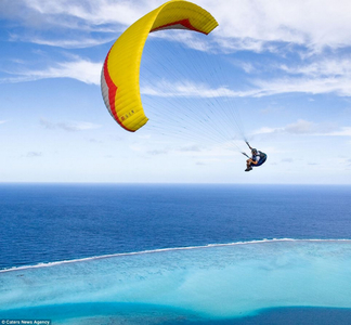 如梦如幻：跳伞摄影师高空拍摄世界美景