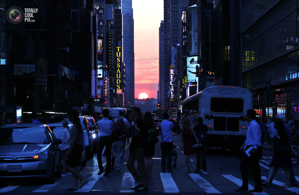 人气爆棚造拥堵：“曼哈顿悬日”奇景再现
