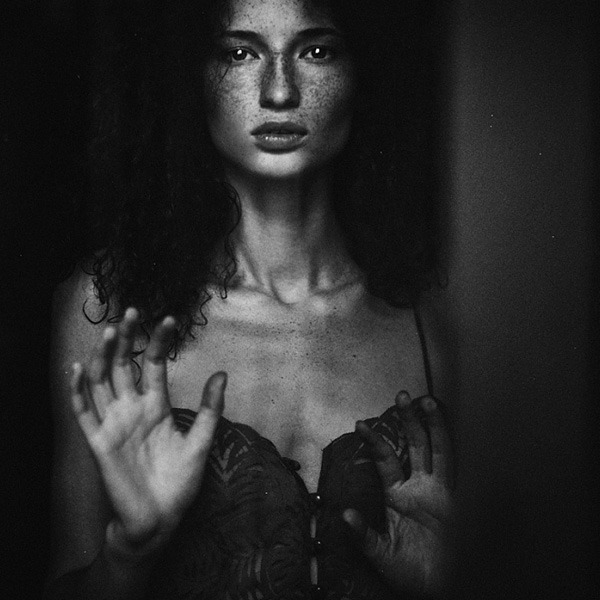 女摄影师出品：暗调的乌克兰唯美人像