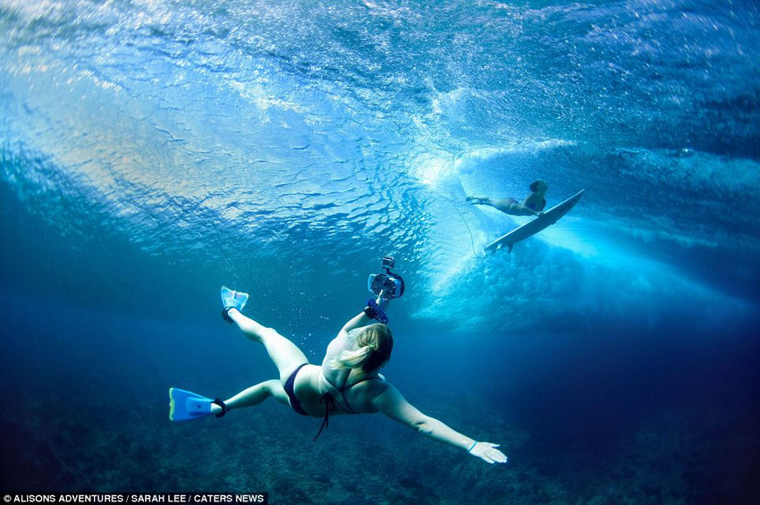 美女冲浪者海底逐波展示曼妙身姿