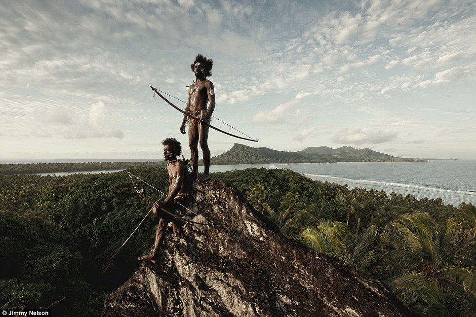 英国摄影师周游世界纪录正在消失的部落