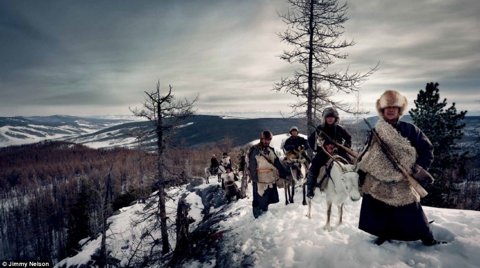 英国摄影师周游世界纪录正在消失的部落