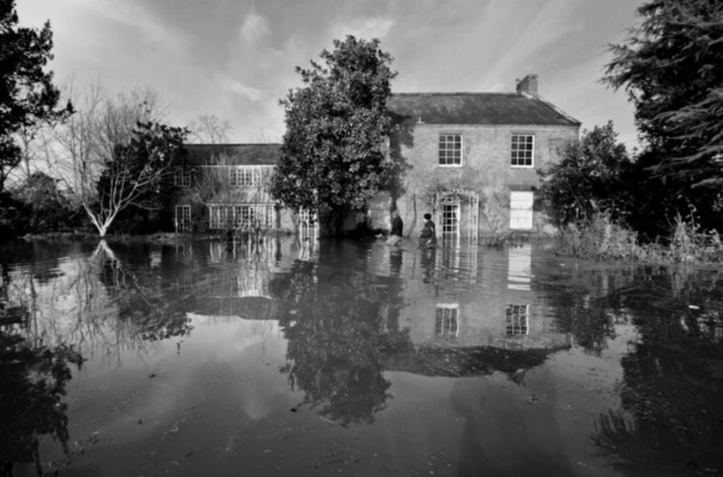 洪水来袭 英摄影师拍被淹没村庄惊心照