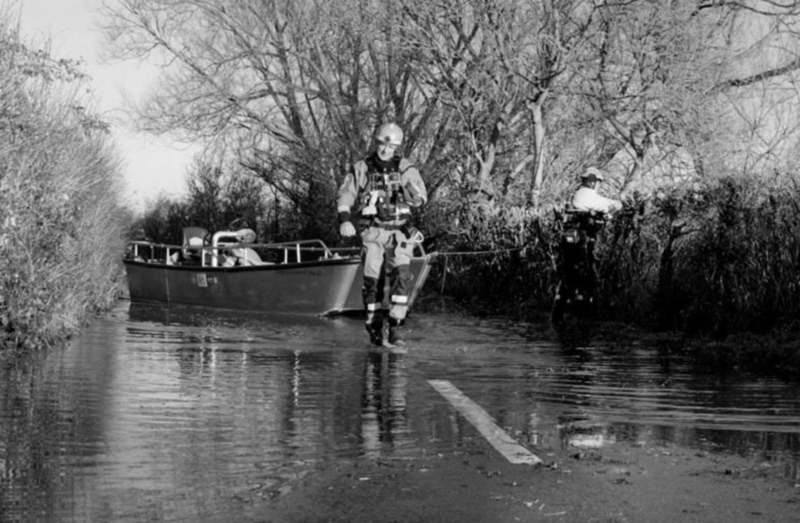 洪水来袭 英摄影师拍被淹没村庄惊心照