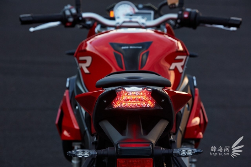 非对称大灯是亮点 宝马S1000R个性摩托车
