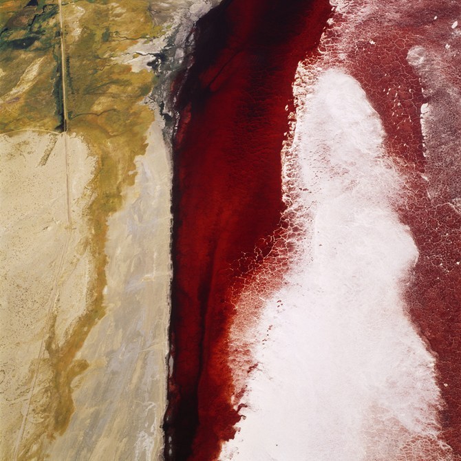 滴血的大地 实拍加州欧文斯山谷诡异红河