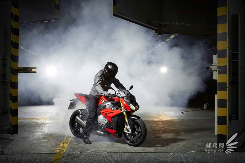 非对称大灯是亮点 宝马S1000R个性摩托车