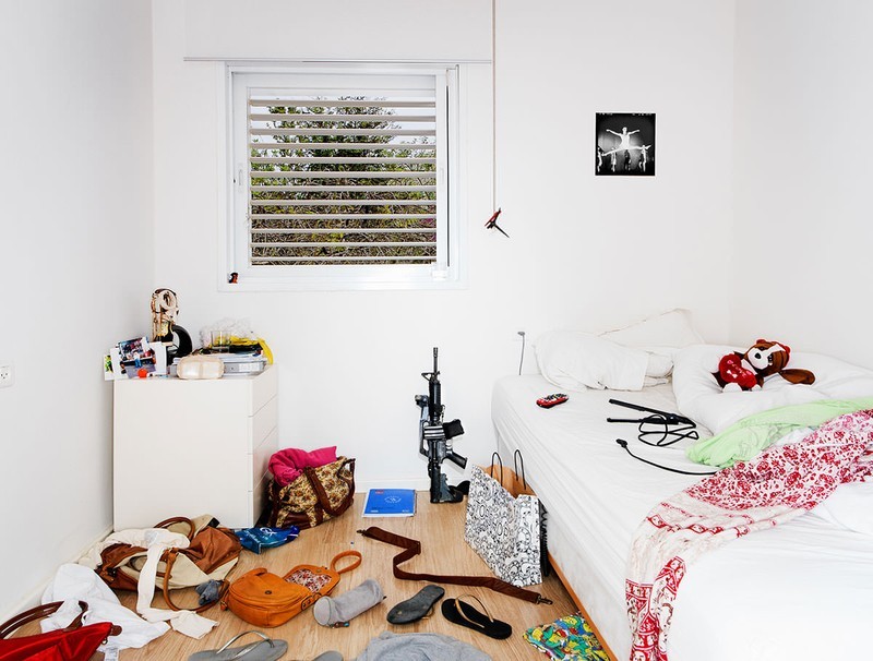 战士与枪：图片揭秘以色列士兵的卧室
