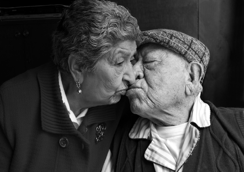 说吻就吻的滋味：让人心动的情侣浪漫照