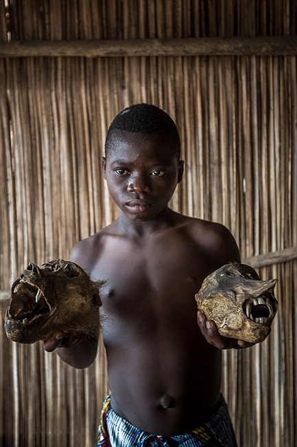 摄影师图揭非洲“伏都教”巫术产品市场