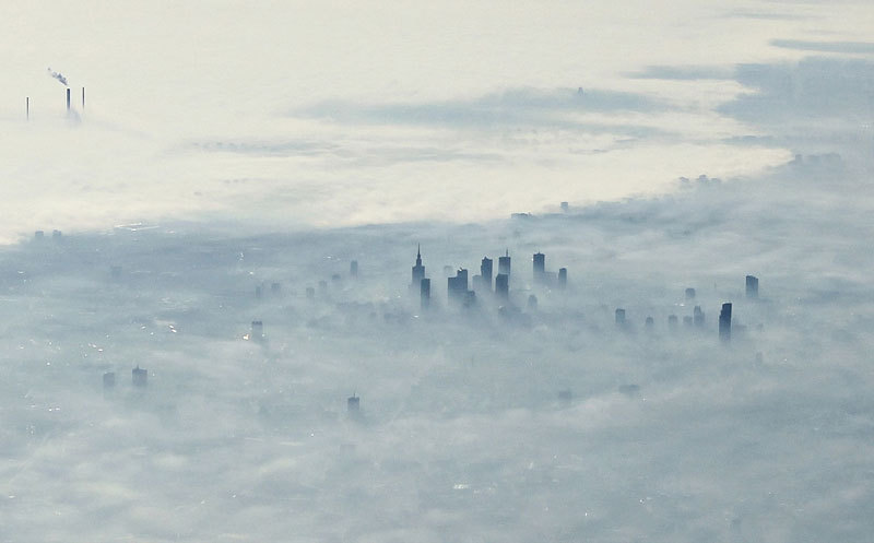 要个靠窗的位置 飞机窗外云雾缭绕的世界