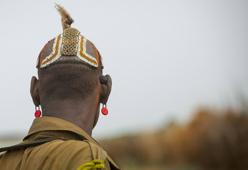 非洲部落民众动物粪便涂身举行和平仪式
