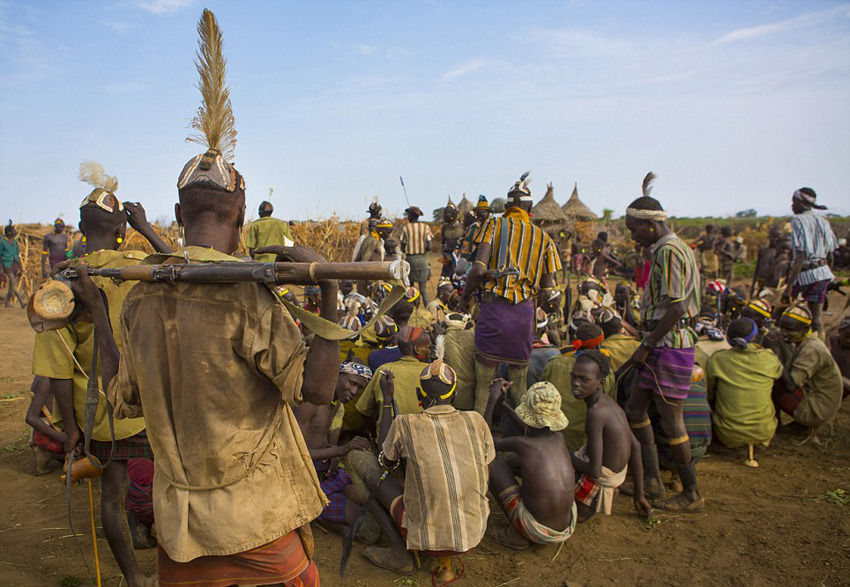 非洲部落民众动物粪便涂身举行和平仪式