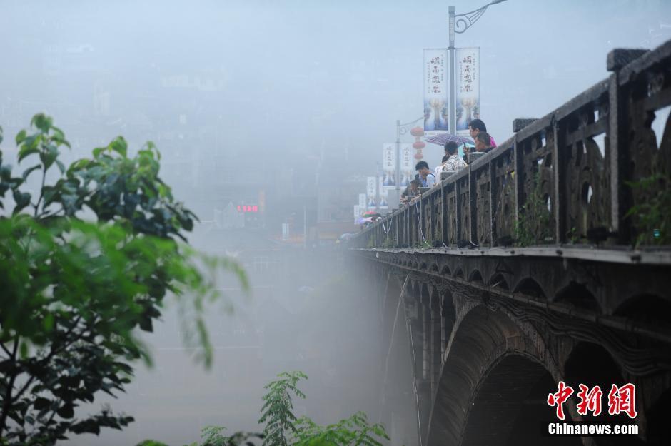 灾后凤凰古城现仙境般云雾美景