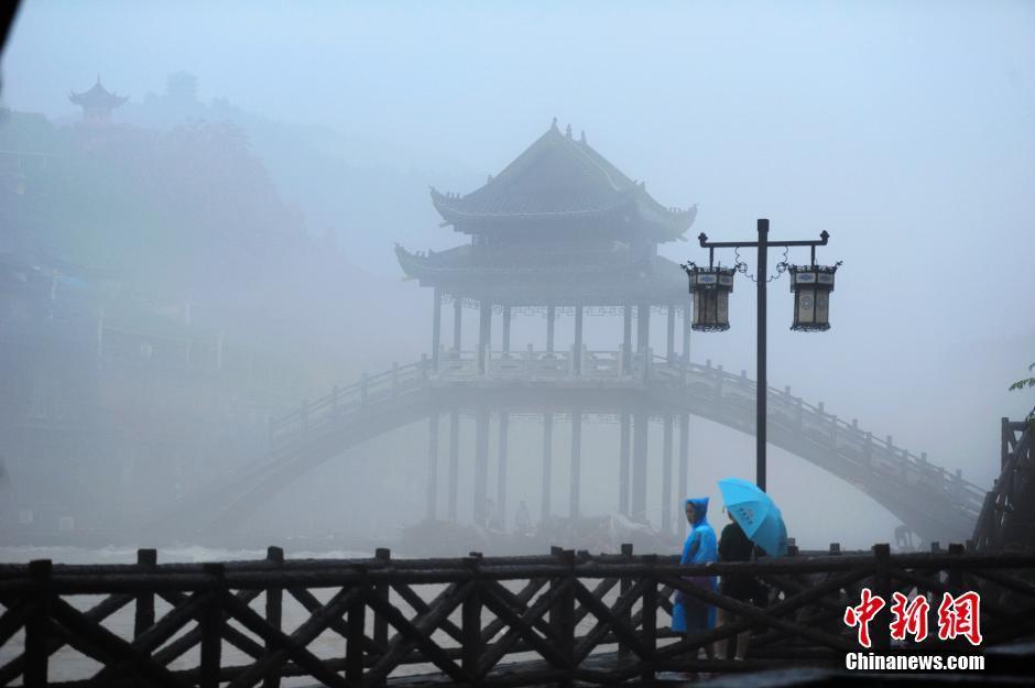 灾后凤凰古城现仙境般云雾美景