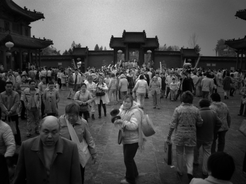 马静坡红外摄影：赶庙会的红男绿女们