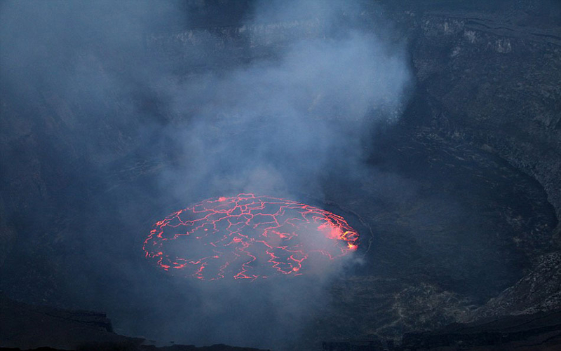 俄夫妇爬刚果3000米火山拍壮丽熔岩湖
